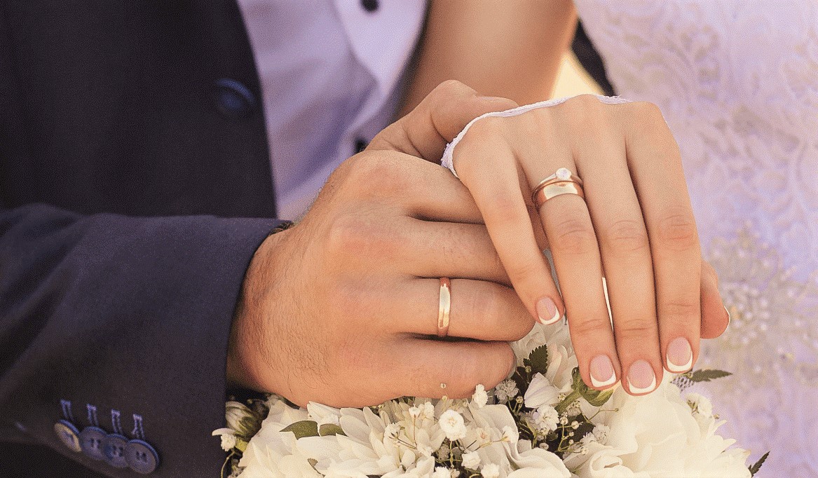 vinkel væske Nikke Which Finger Does A Wedding Ring Go On?