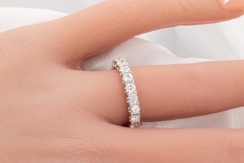 u prong diamond wedding band