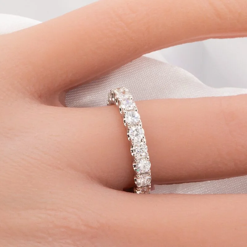 u prong diamond wedding band
