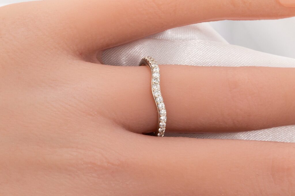 14k 0.25 CTW Curved Diamond Wedding Band