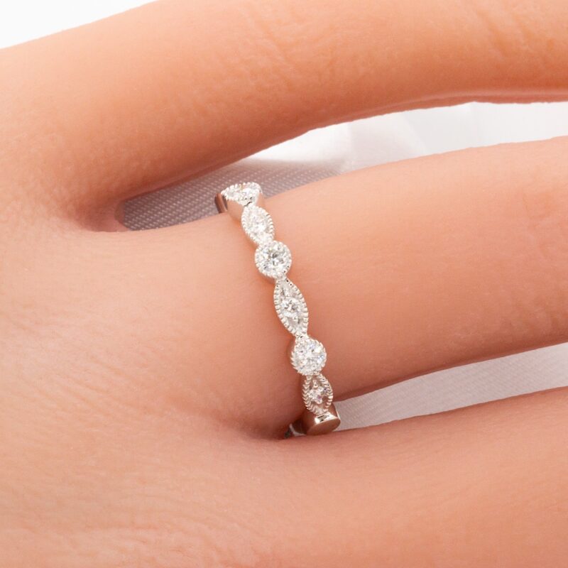 18k 0.26 CTW Antique Style Diamond Wedding Band