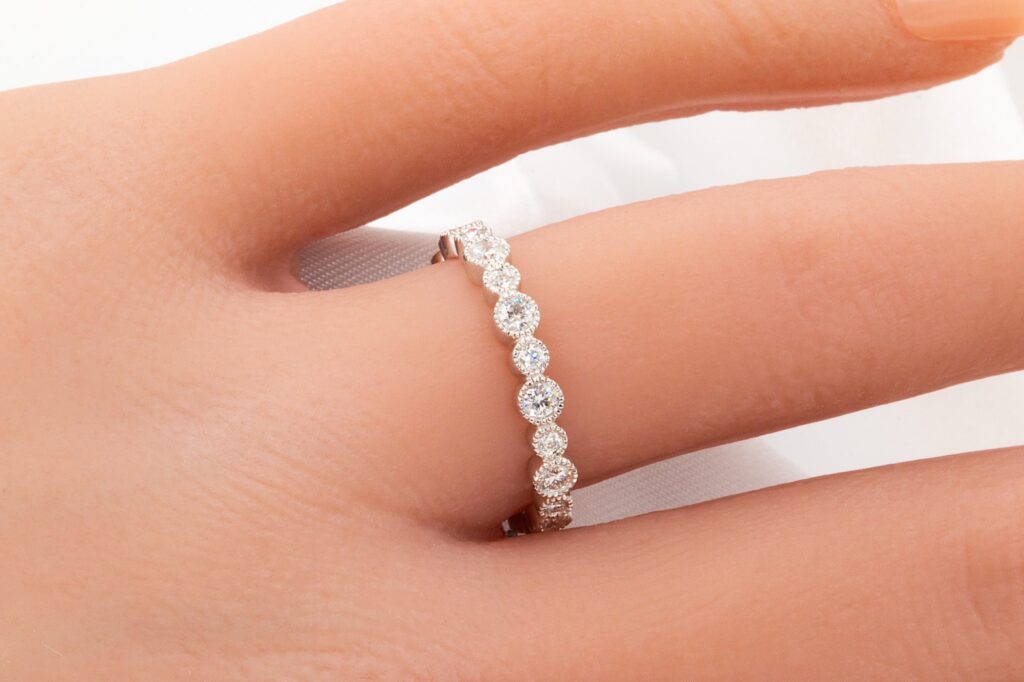 18k 0.26 CTW Bezel Round Diamond Wedding Band