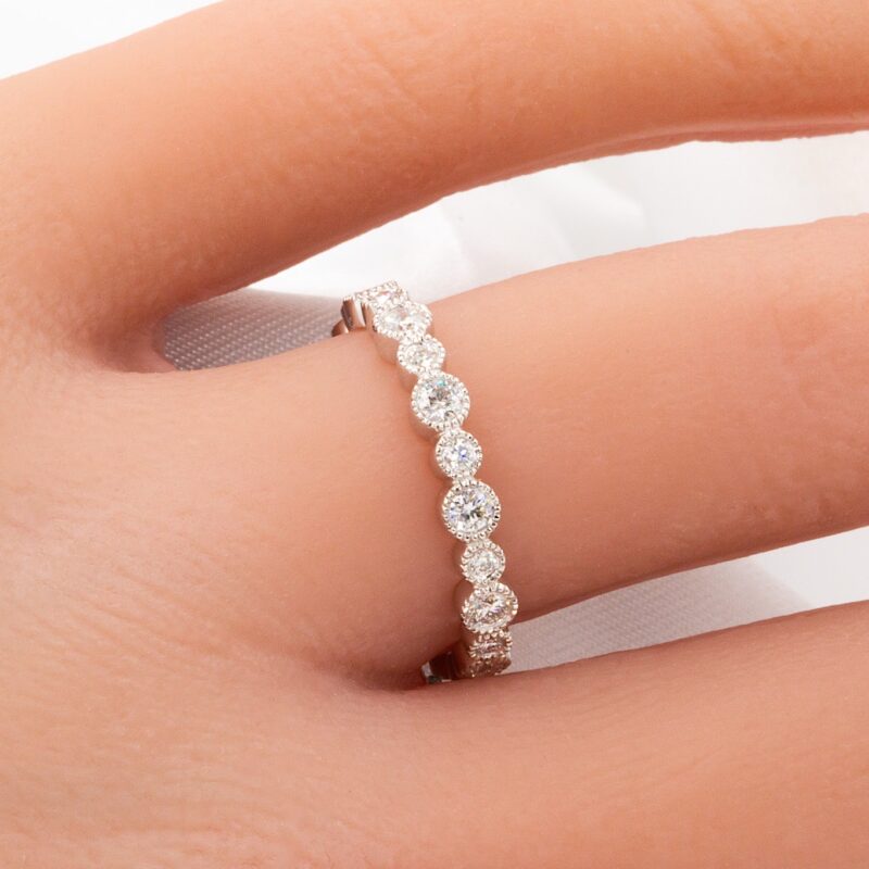 18k 0.26 CTW Bezel Round Diamond Wedding Band